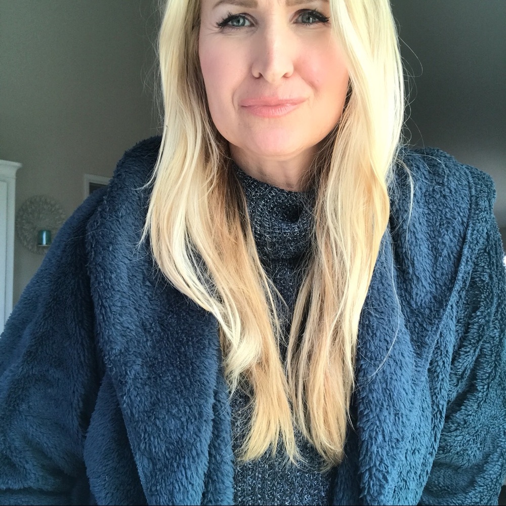 ❄️Dreamy Winter Teal Sherpa Hoodie❄️ Sale - Picture 3 of 4